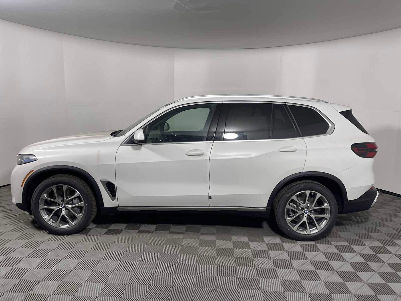 New 2026 BMW X5 xDrive40i w/ Parking Assistance Package image 8