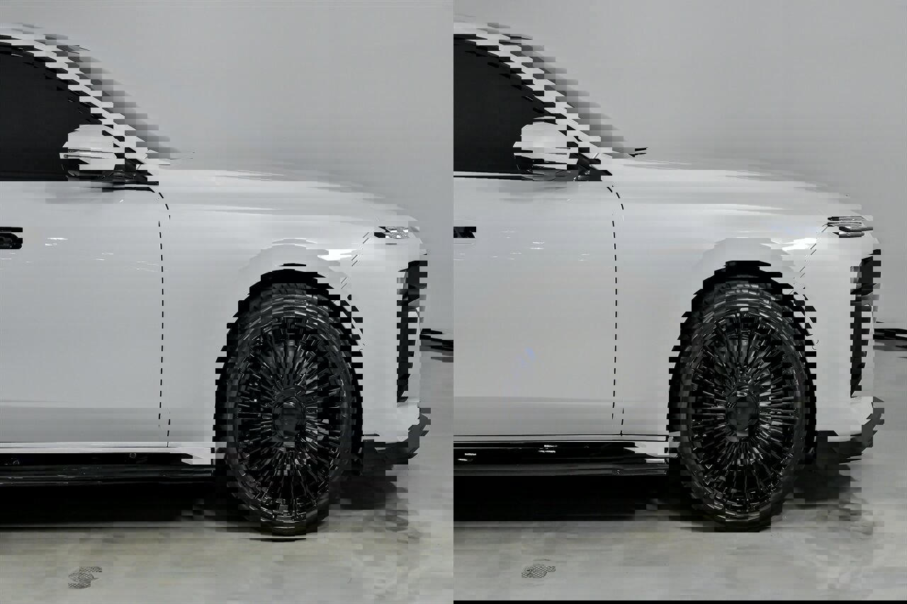 Used 2025 BMW 760i xDrive w/ Executive Package image 14