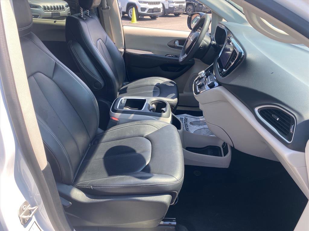 Used 2024 Chrysler Pacifica Touring-L FWD image 24