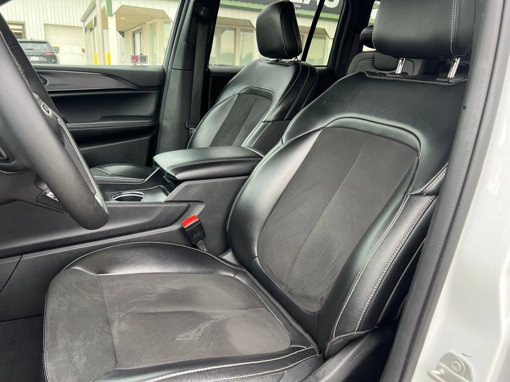 Used 2024 Jeep Grand Cherokee Altitude RWD image 20
