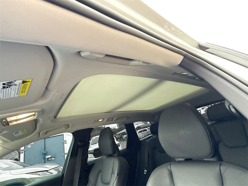 Used 2022 Volvo XC60 B5 Momentum image 24