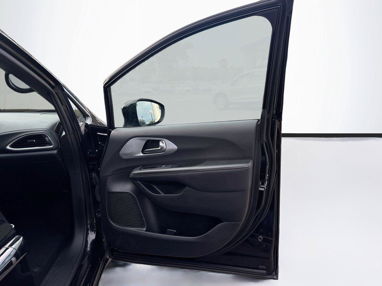 Used 2025 Chrysler Pacifica Limited FWD image 28
