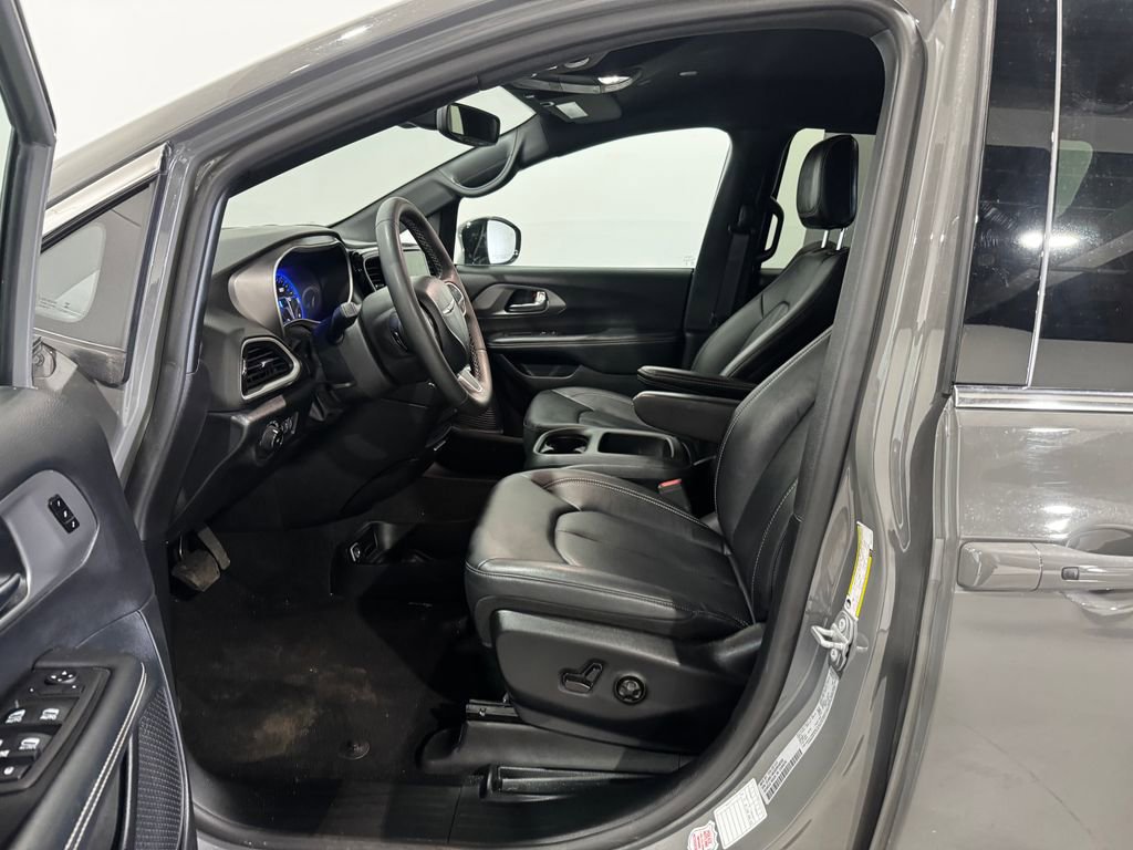Used 2025 Chrysler Pacifica Select FWD image 14