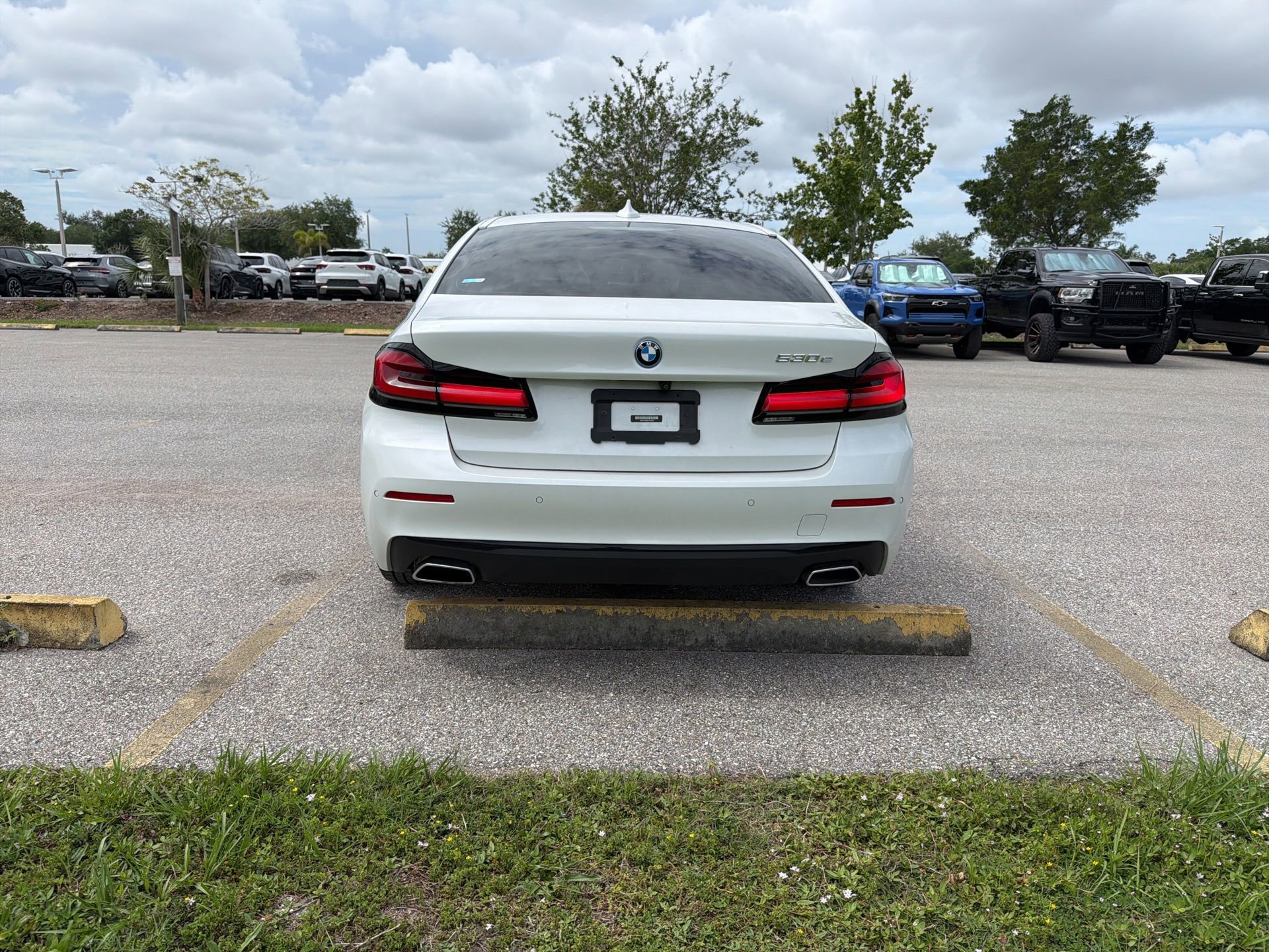Certified 2023 BMW 530e w/ Premium Package RWD image 4