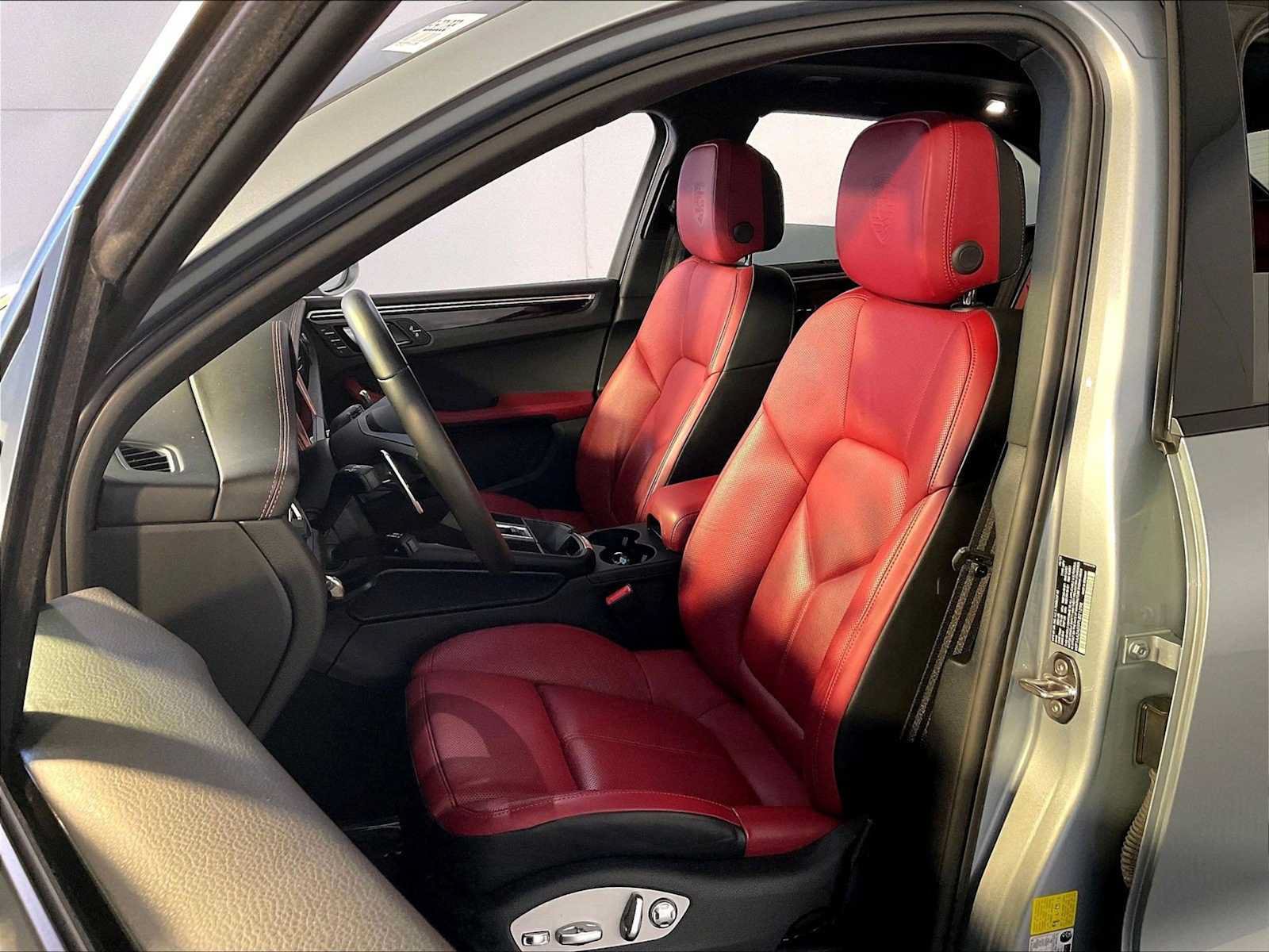 Certified 2023 Porsche Macan AWD/4WD image 5