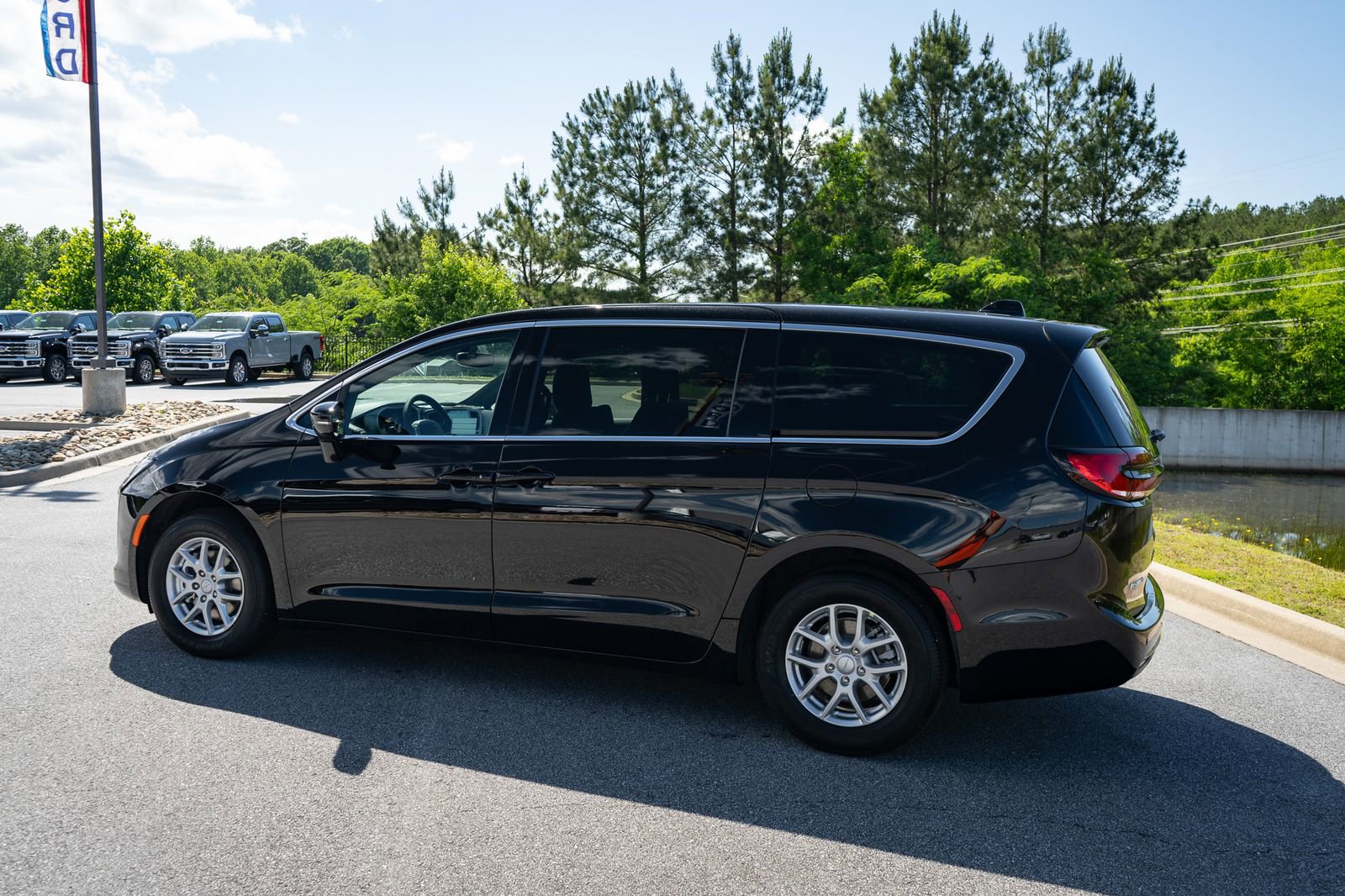 New 2027 Chrysler Pacifica Select FWD image 7
