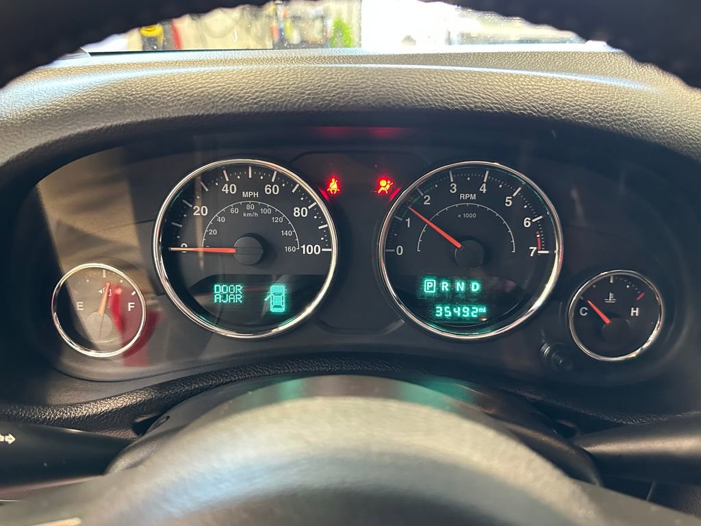 Used 2018 Jeep Wrangler Sahara w/ Connectivity Group AWD/4WD image 26