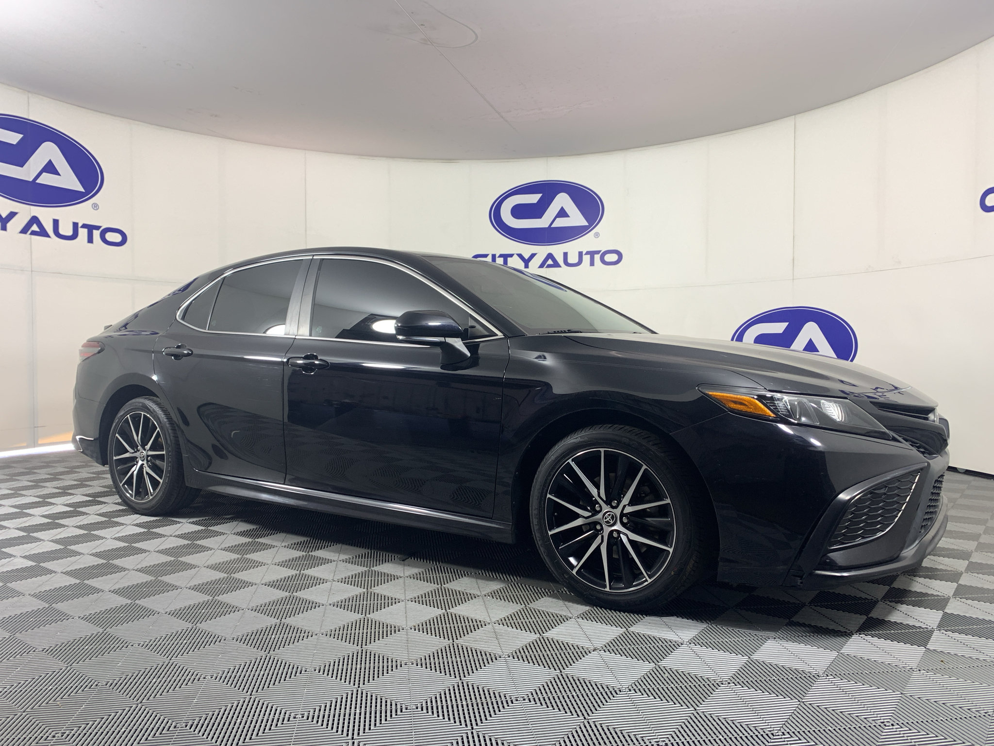 Used 2023 Toyota Camry SE FWD image 1