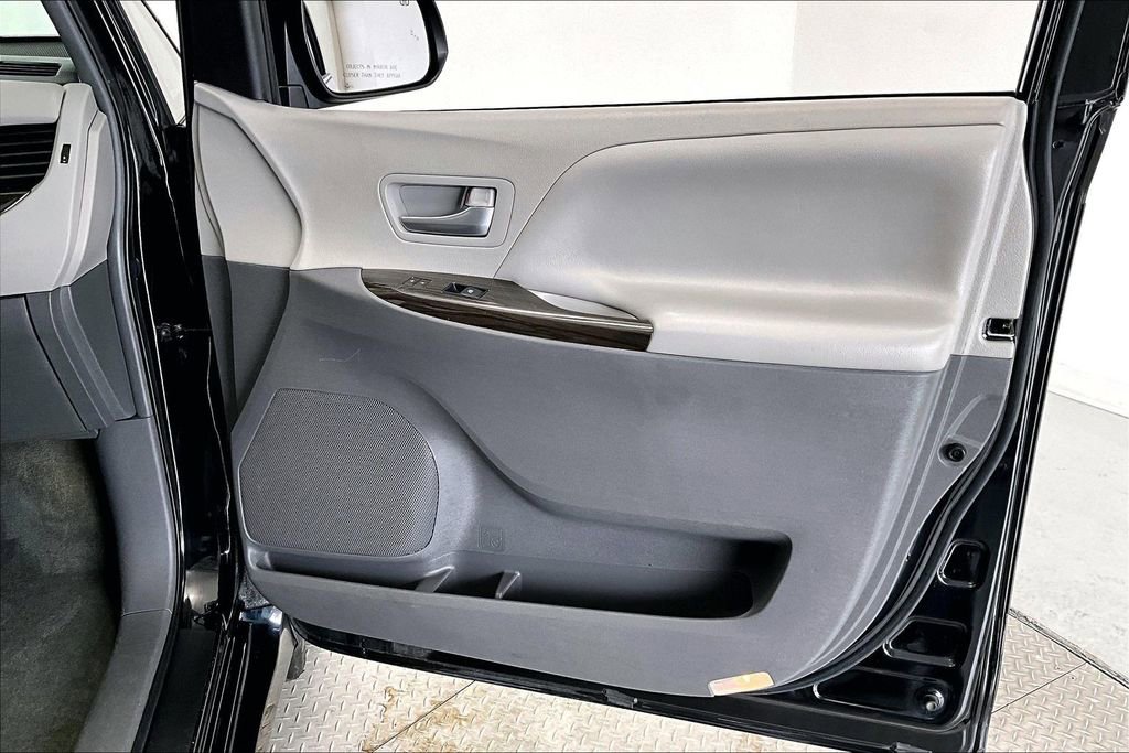 Used 2019 Toyota Sienna XLE w/ XLE Navigation Package FWD image 19