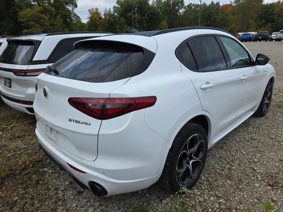 Used 2023 Alfa Romeo Stelvio Veloce AWD/4WD image 2