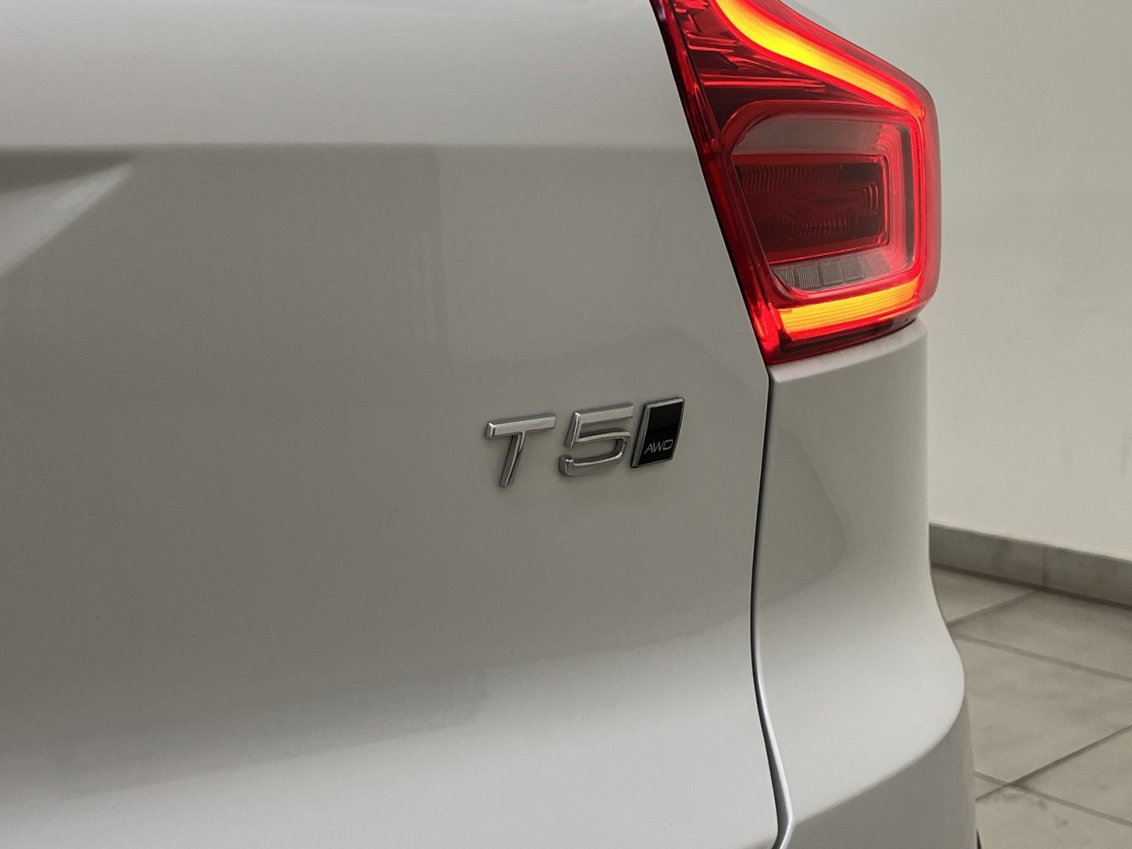 Used 2021 Volvo XC40 T5 Momentum w/ Premium Package image 30