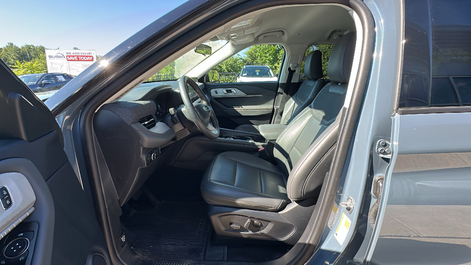 Used 2025 Ford Explorer Active w/ Active Comfort Package AWD/4WD image 14