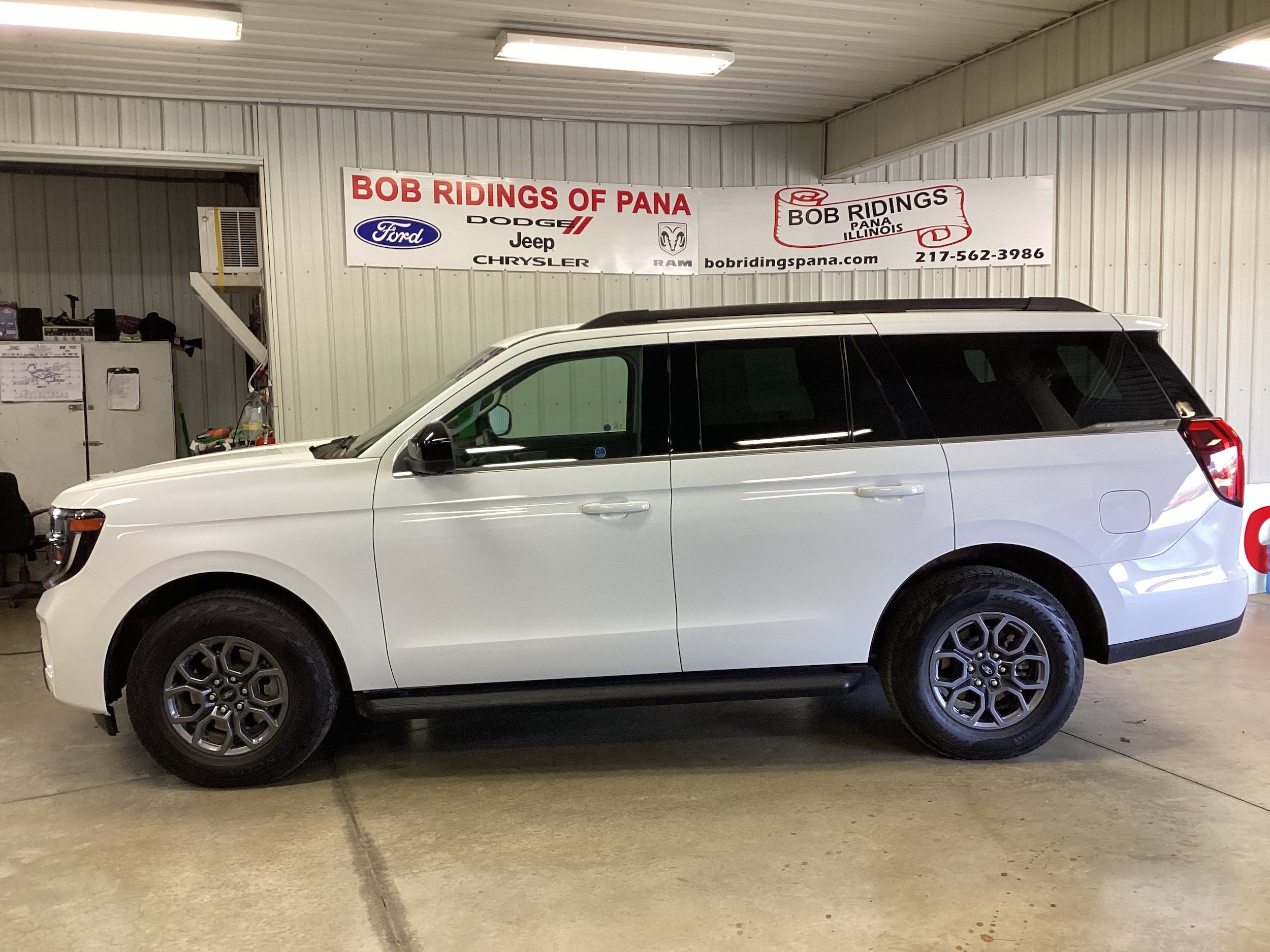 Used 2025 Ford Expedition Active AWD/4WD image 2