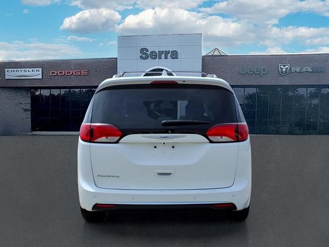 Used 2018 Chrysler Pacifica Touring-L Plus FWD image 5