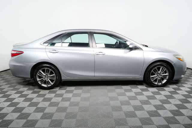 Used 2016 Toyota Camry SE image 2