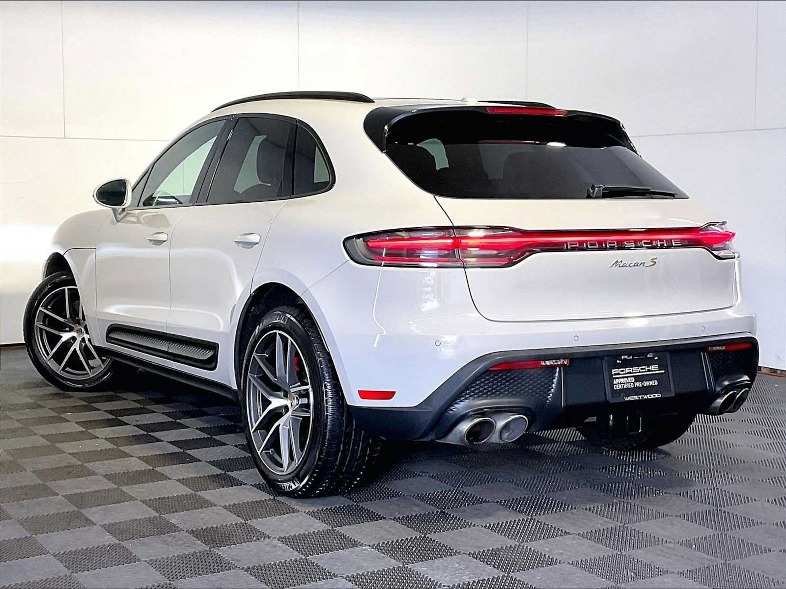 Certified 2023 Porsche Macan S AWD/4WD image 3