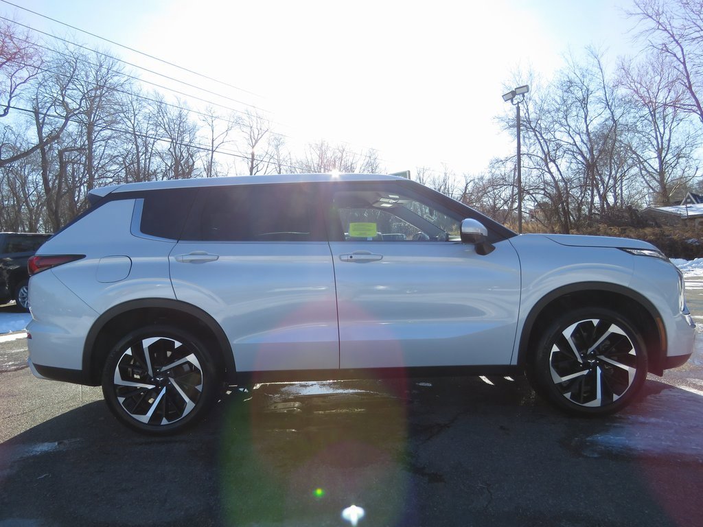 Used 2023 Mitsubishi Outlander SE image 4