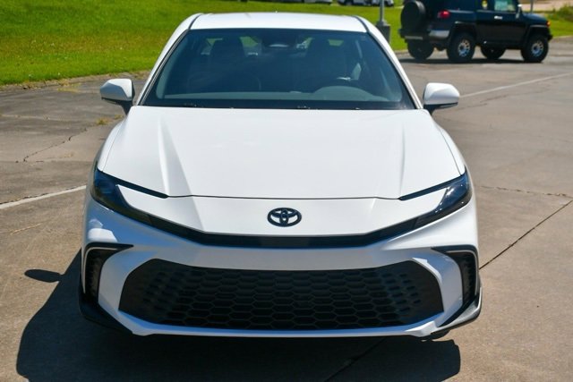 Used 2025 Toyota Camry SE image 1