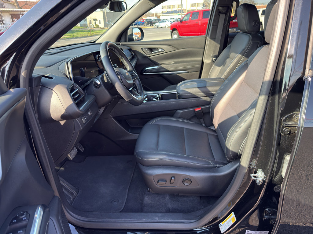 Used 2025 Chevrolet Traverse LT image 13