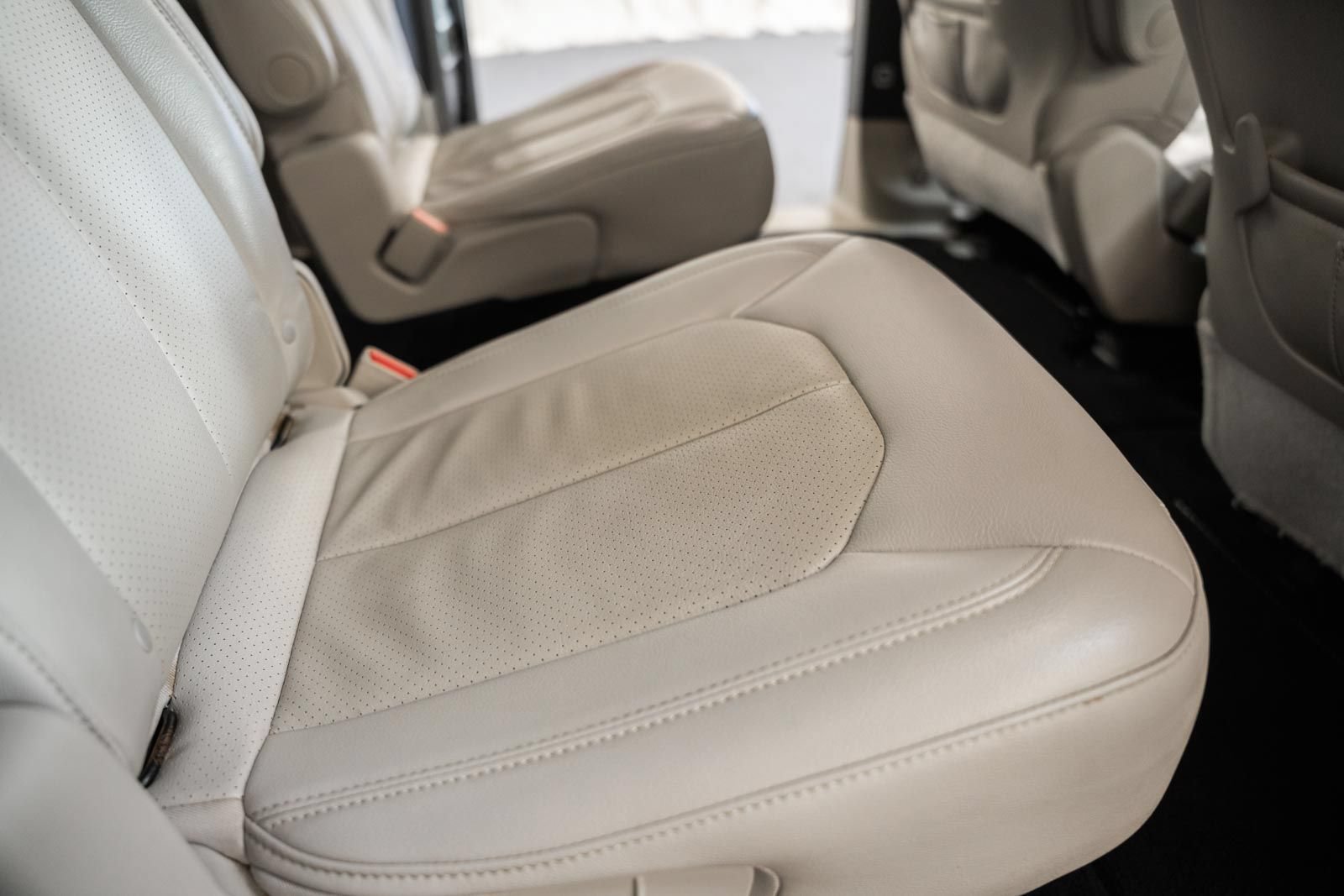 Used 2021 Chrysler Pacifica Touring-L w/ Uconnect Theater Family Group FWD image 37
