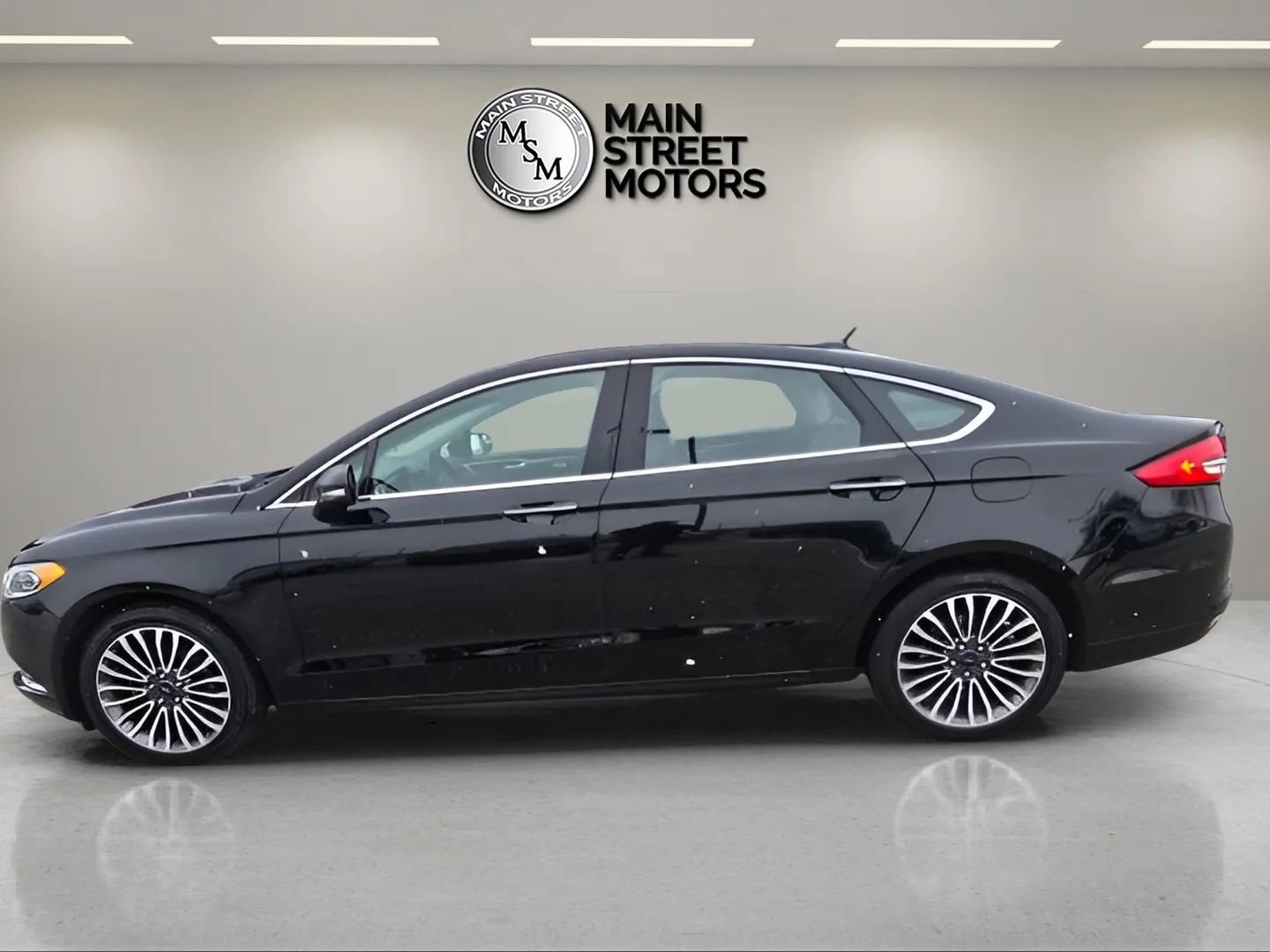 Used 2018 Ford Fusion SE w/ Fusion SE Technology Package image 2