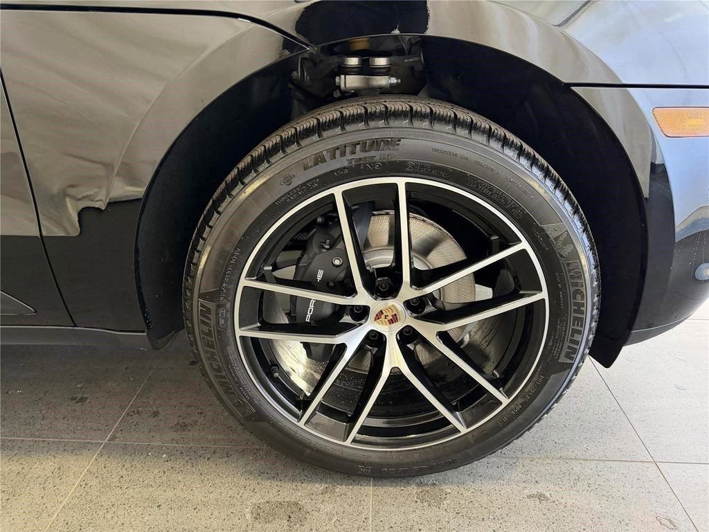 New 2026 Porsche Macan AWD/4WD image 13