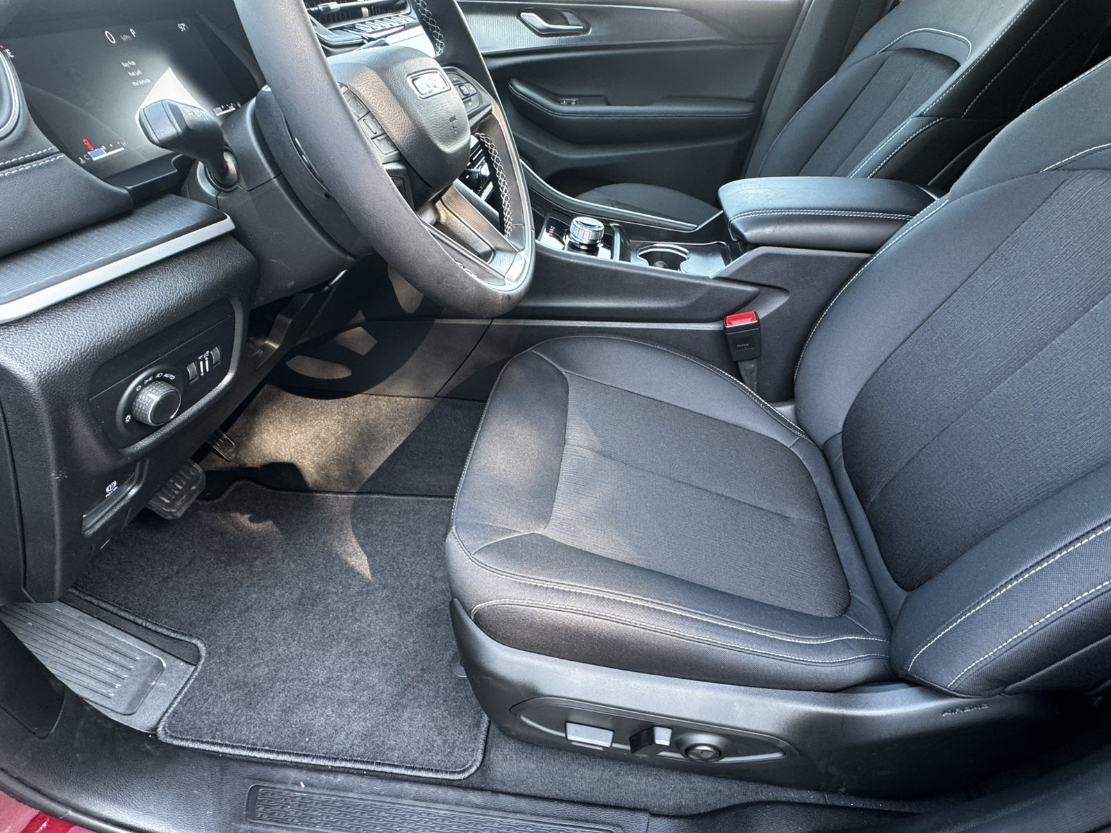 Used 2025 Jeep Grand Cherokee Laredo RWD image 9