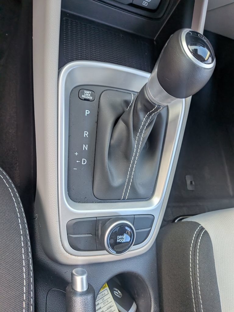 Certified 2024 Hyundai Venue SEL FWD image 15