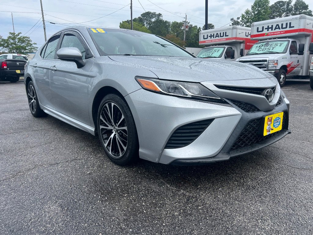 Used 2018 Toyota Camry SE FWD image 1