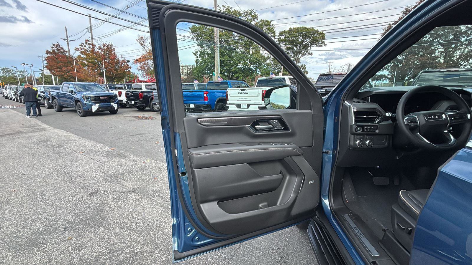 New 2026 GMC Yukon Elevation w/ LPO, Elevation Black Package image 10