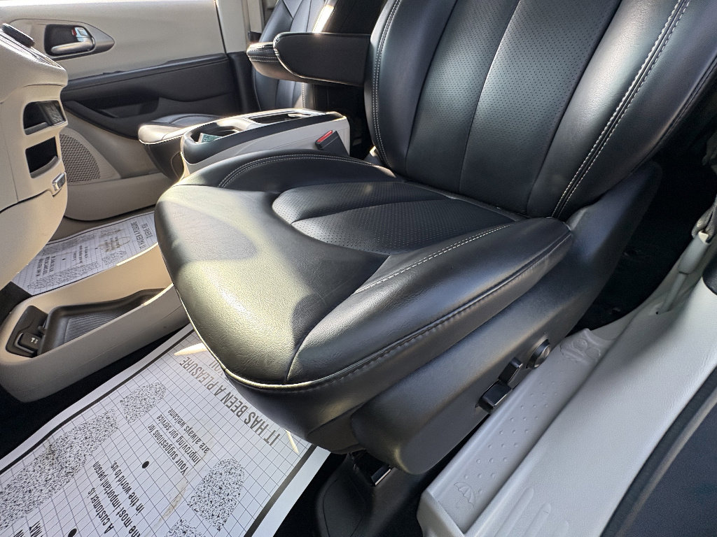 Used 2023 Chrysler Pacifica Touring-L image 33