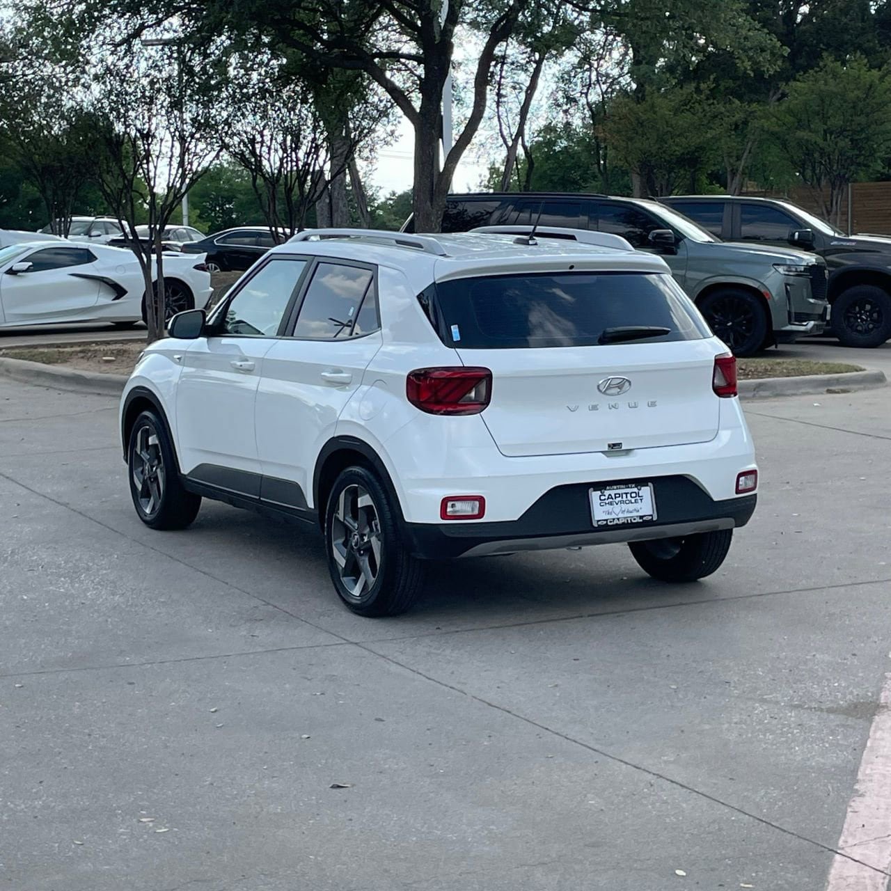 Used 2025 Hyundai Venue SEL FWD image 4