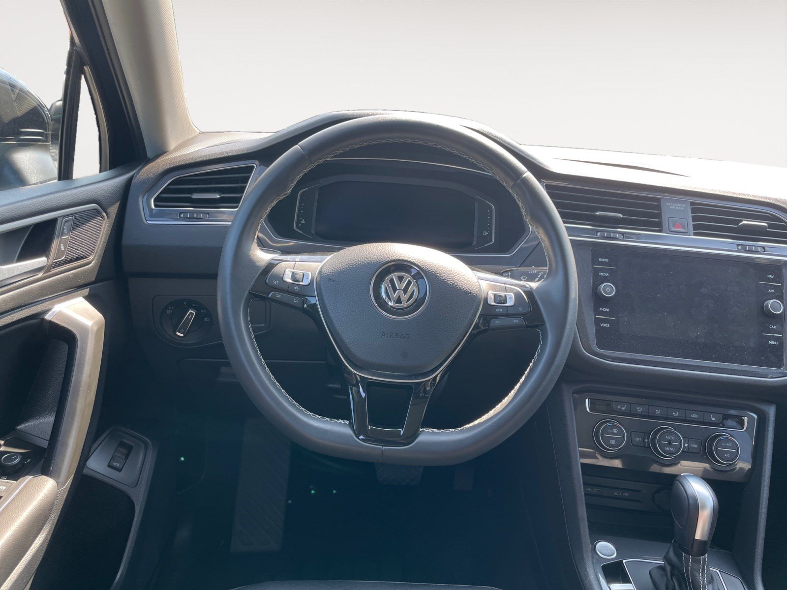 Used 2021 Volkswagen Tiguan SEL AWD/4WD image 11
