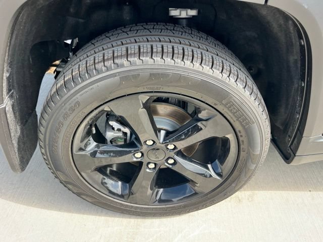 Used 2026 Jeep Grand Cherokee Limited w/ Limited Altitude Package RWD image 9