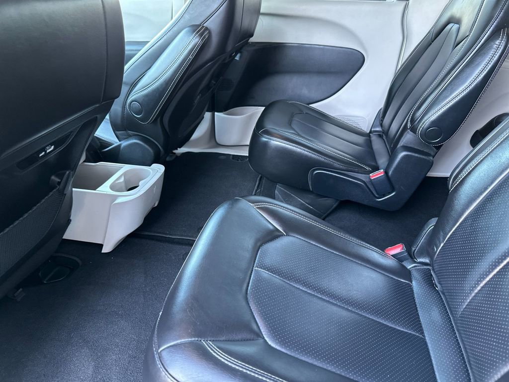 Used 2023 Chrysler Pacifica Touring-L image 12