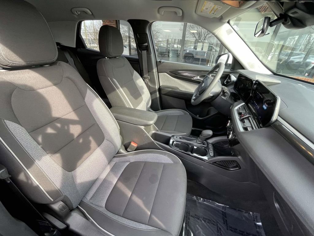 Used 2025 Chevrolet TrailBlazer LT image 14