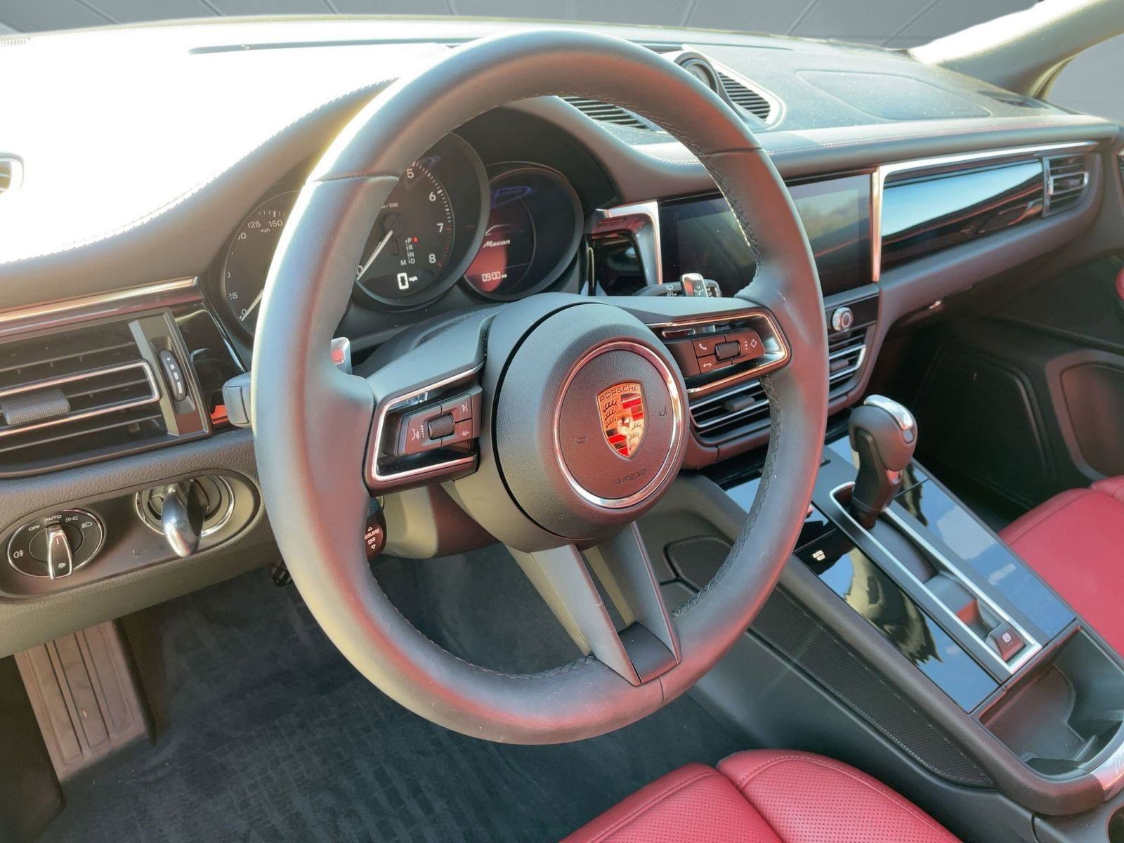 Used 2025 Porsche Macan image 4