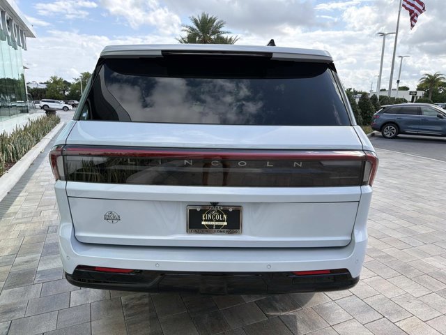New 2025 Lincoln Navigator Reserve image 3