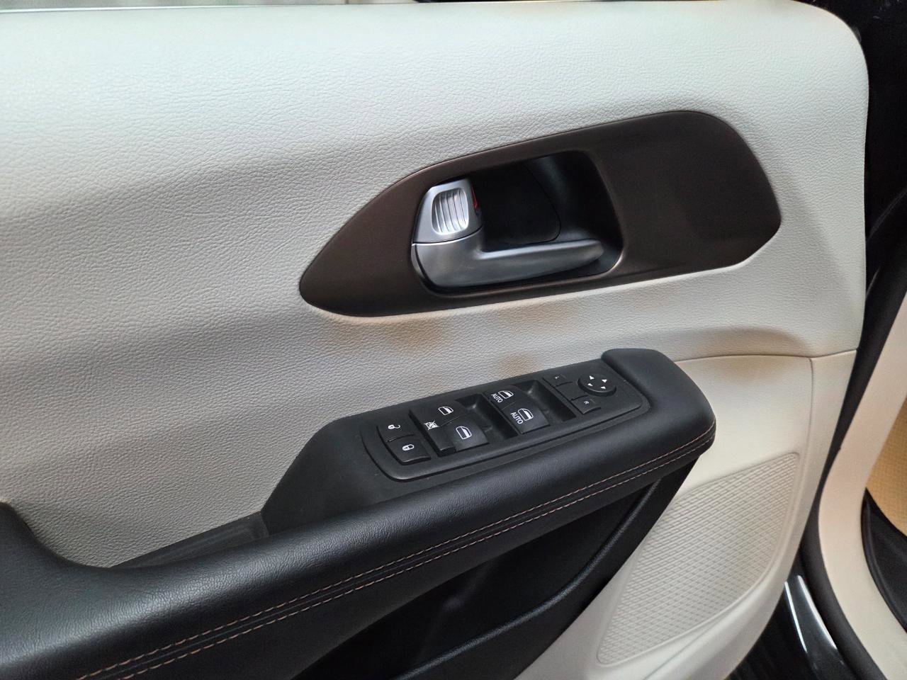 Used 2018 Chrysler Pacifica Touring Plus w/ Tire & Wheel Group image 30