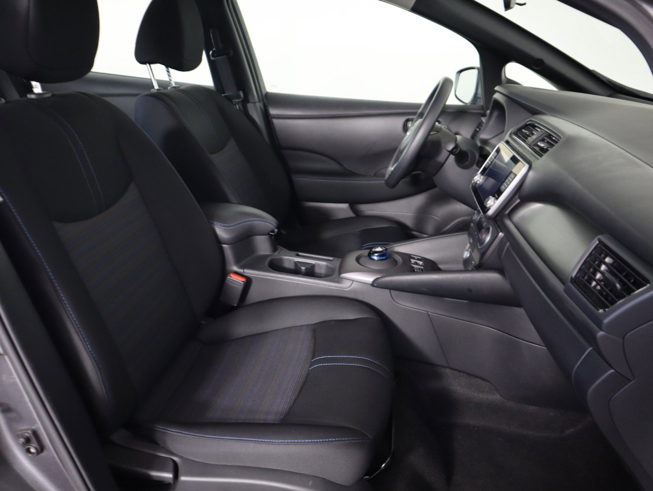 Used 2025 Nissan Leaf S image 21