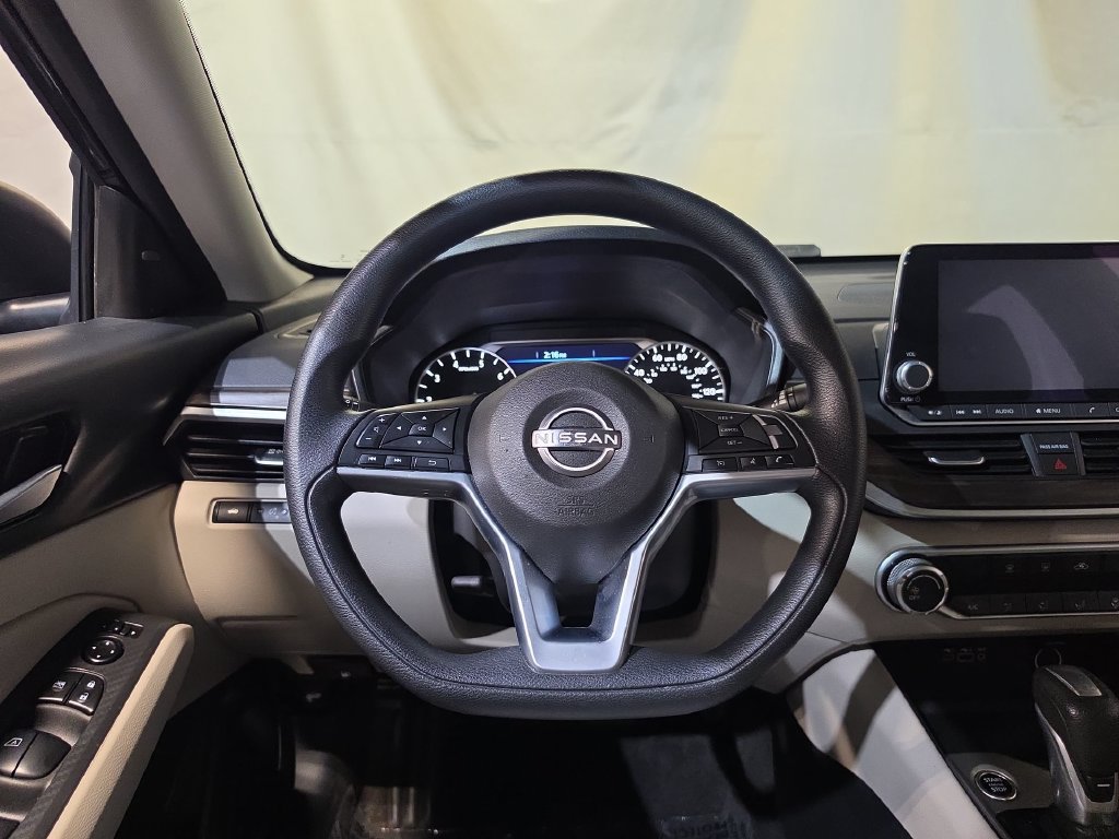 Used 2025 Nissan Altima 2.5 SV FWD image 11