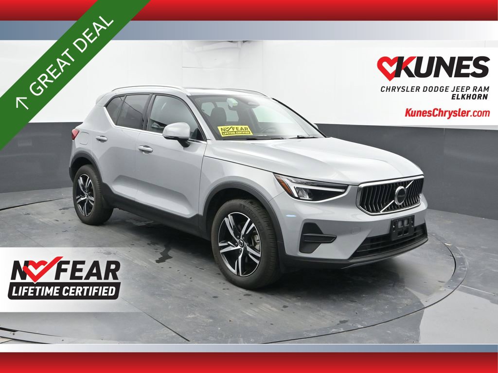 Used 2025 Volvo XC40 B5 Core AWD/4WD image 1