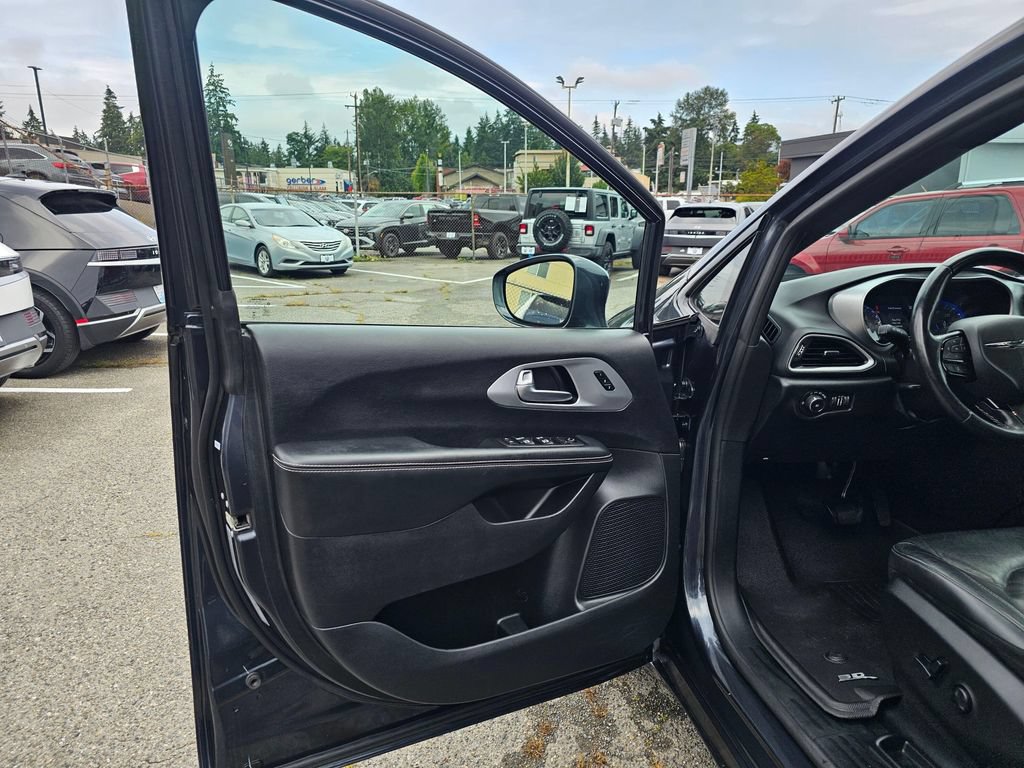 Used 2020 Chrysler Pacifica Touring-L Plus FWD image 18