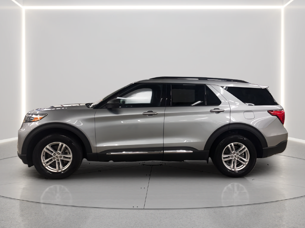 Used 2024 Ford Explorer XLT AWD/4WD image 2
