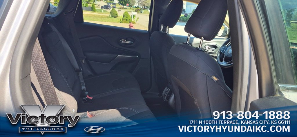 Used 2019 Jeep Cherokee Latitude w/ Popular Appearance Group FWD image 7