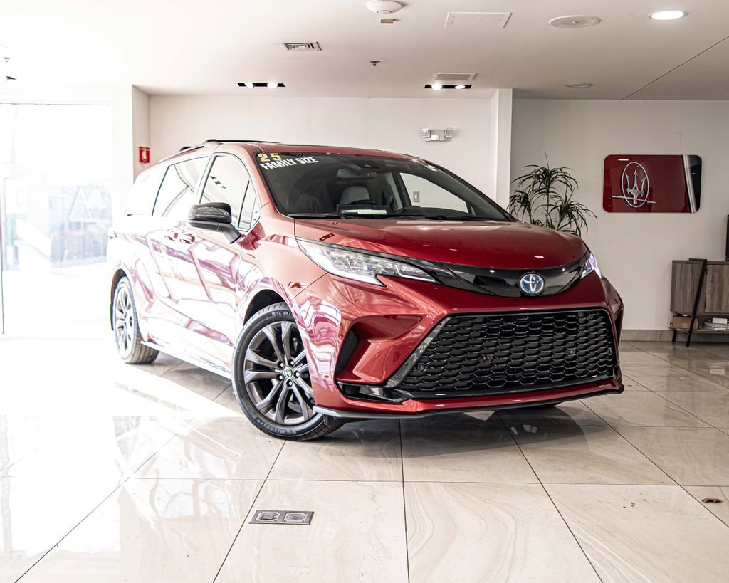 Used 2025 Toyota Sienna XSE image 6