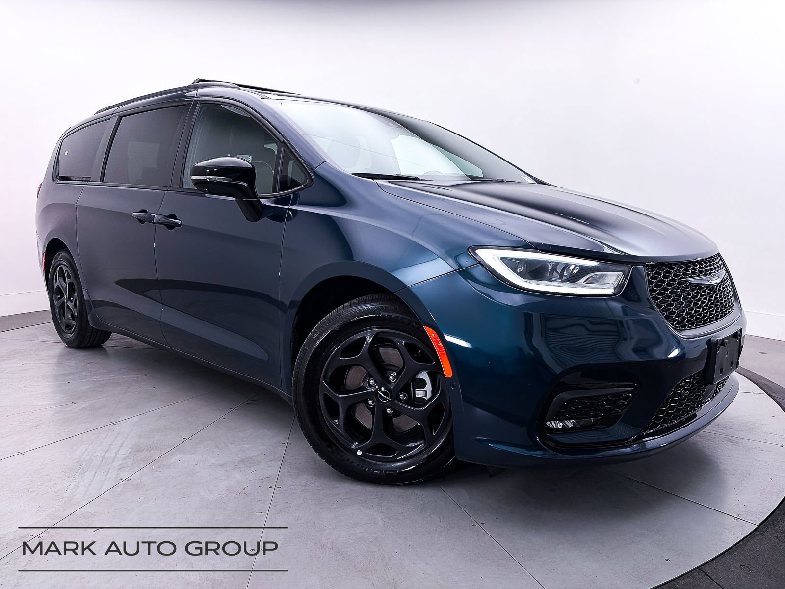 Used 2024 Chrysler Pacifica Premium