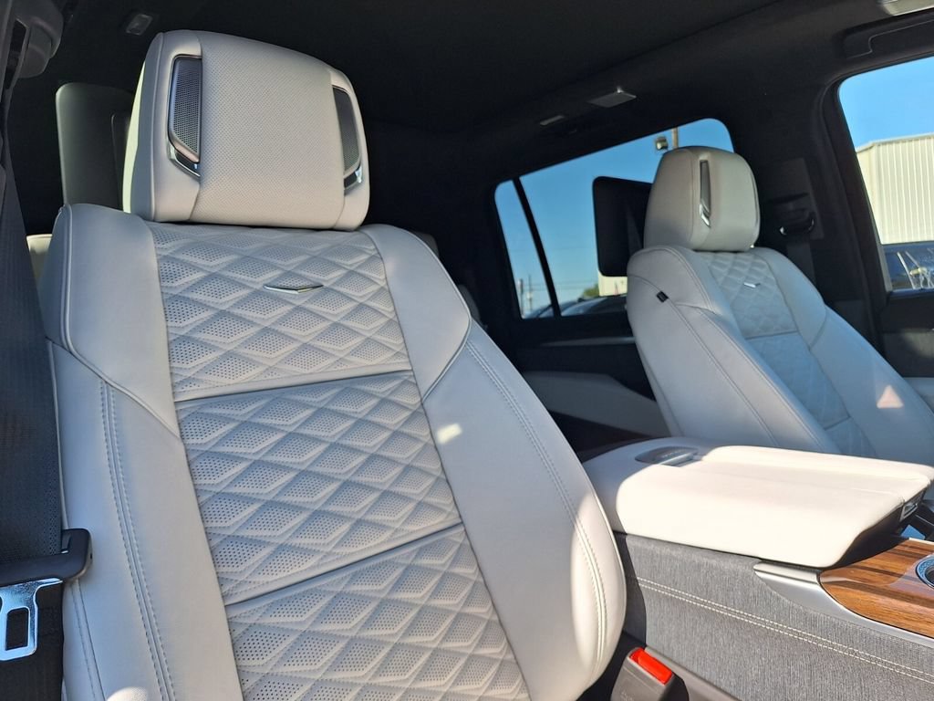 Used 2026 Cadillac Escalade ESV Platinum Sport w/ LPO, ONYX Package AWD/4WD image 30