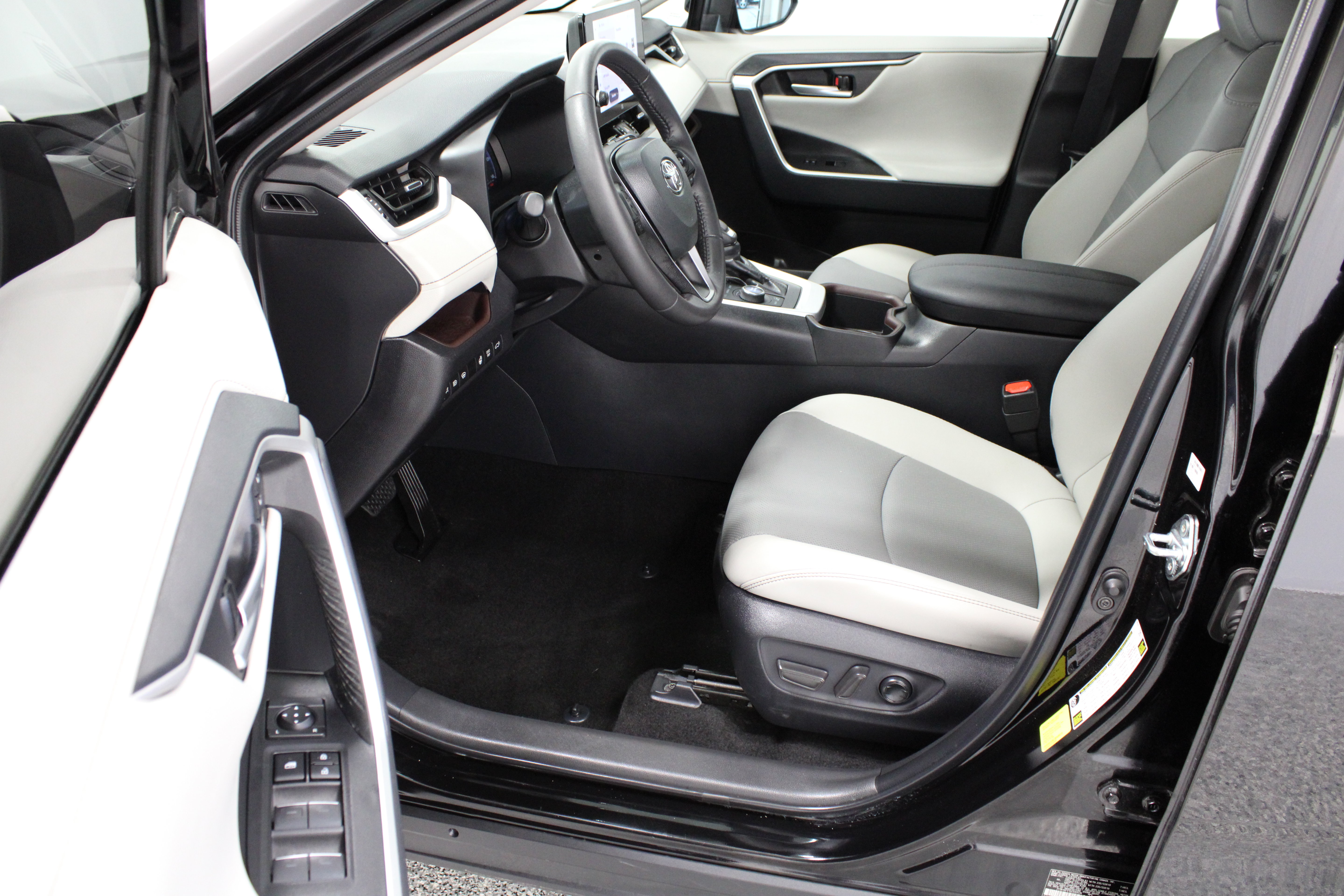 Used 2025 Toyota RAV4 Limited w/ Weather Package AWD/4WD image 14