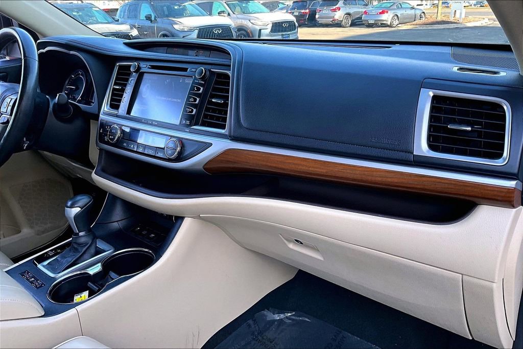 Used 2017 Toyota Highlander Limited Platinum image 25